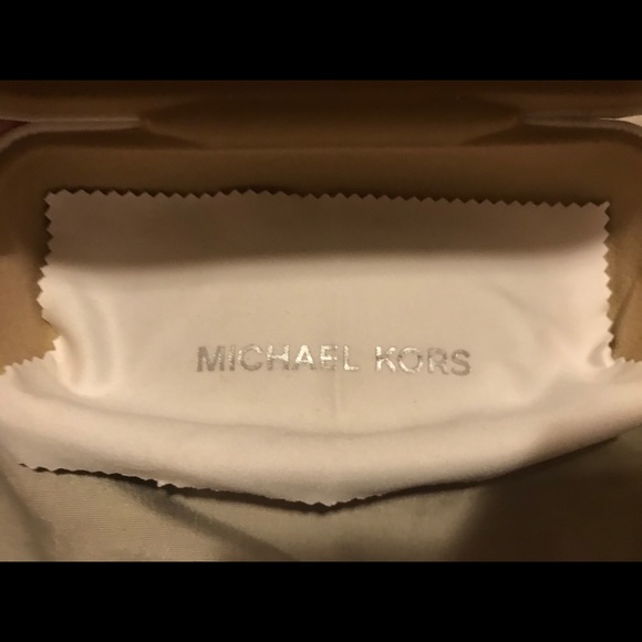 New Michael Kors sunglasses with pink earpiece tip - Picture 3 of 8